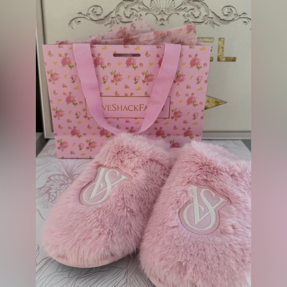 NWT Victoria’s Secret pink slippers medium